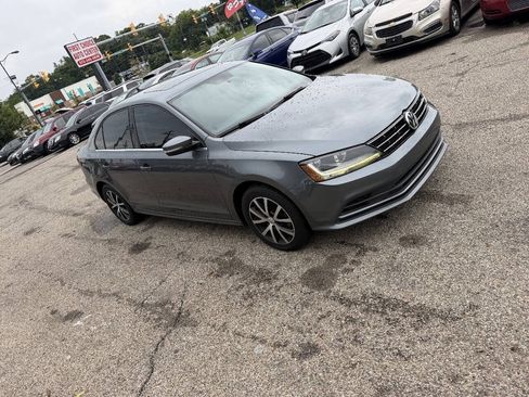 Used 2018 Volkswagen Jetta SE FWD image 2