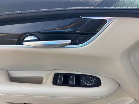 Used 2018 Cadillac XT5 FWD image 15