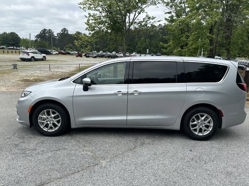 Used 2023 Chrysler Pacifica Touring-L FWD image 8