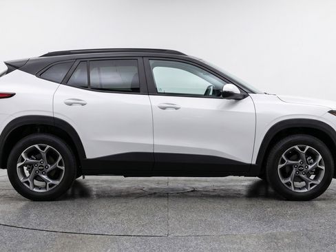 Used 2025 Chevrolet Trax LT FWD image 11