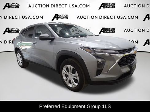 Used 2024 Chevrolet Trax LS FWD image 2