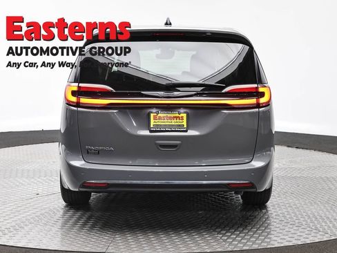 Used 2023 Chrysler Pacifica Touring-L FWD image 6