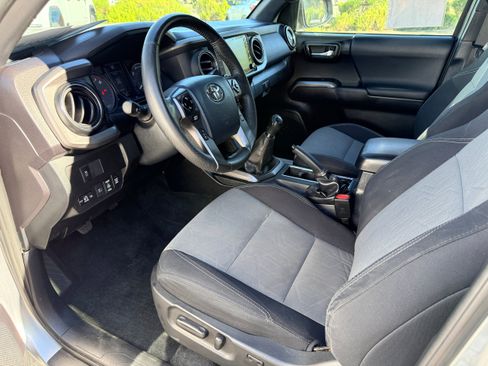 Used 2020 Toyota Tacoma TRD Off-Road w/ Technology Package AWD/4WD image 12