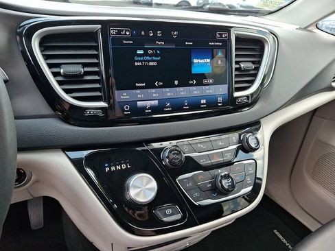 Used 2024 Chrysler Pacifica Touring-L FWD image 31