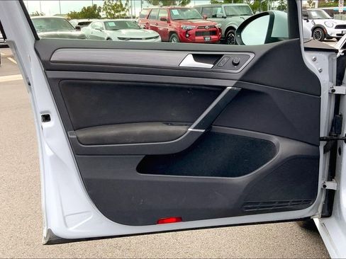 Used 2019 Volkswagen Golf SE image 22