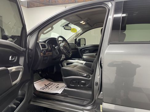 Used 2016 Nissan Titan SL image 9
