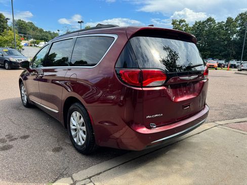 Used 2017 Chrysler Pacifica Touring-L FWD image 5