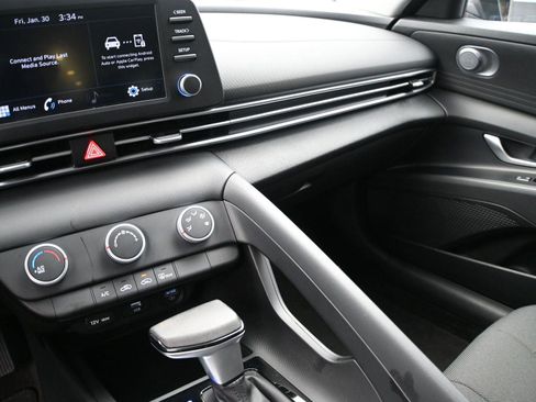 Used 2023 Hyundai Elantra SE w/ Preferred Accessory Package image 4