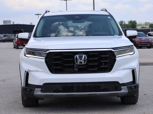 Used 2025 Honda Pilot Touring image 2