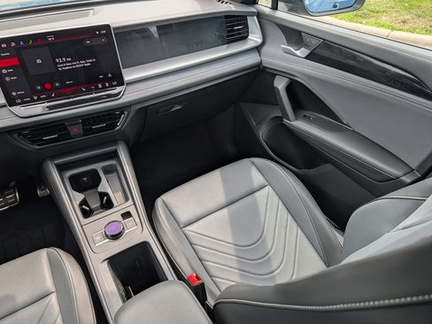 Certified 2025 Volkswagen Tiguan SE R-Line AWD/4WD image 11