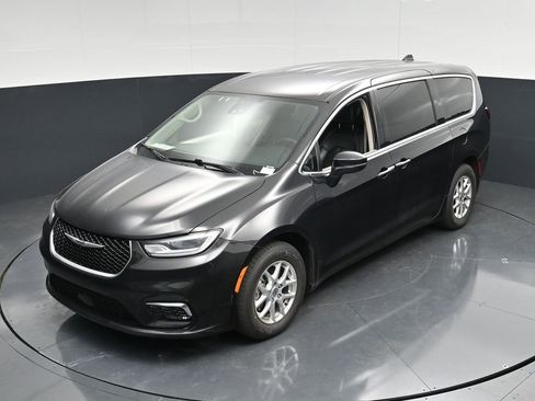 Used 2023 Chrysler Pacifica Touring-L FWD image 49