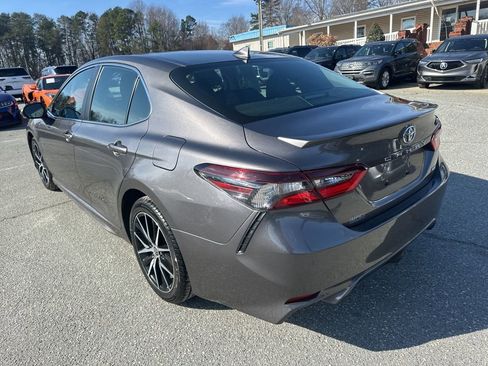 Used 2023 Toyota Camry SE image 3