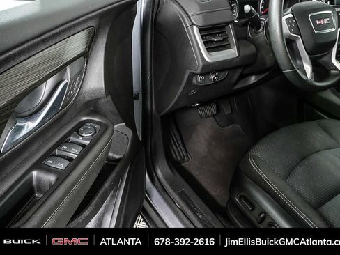 Used 2024 GMC Terrain SLE w/ Driver Convenience Package FWD image 7