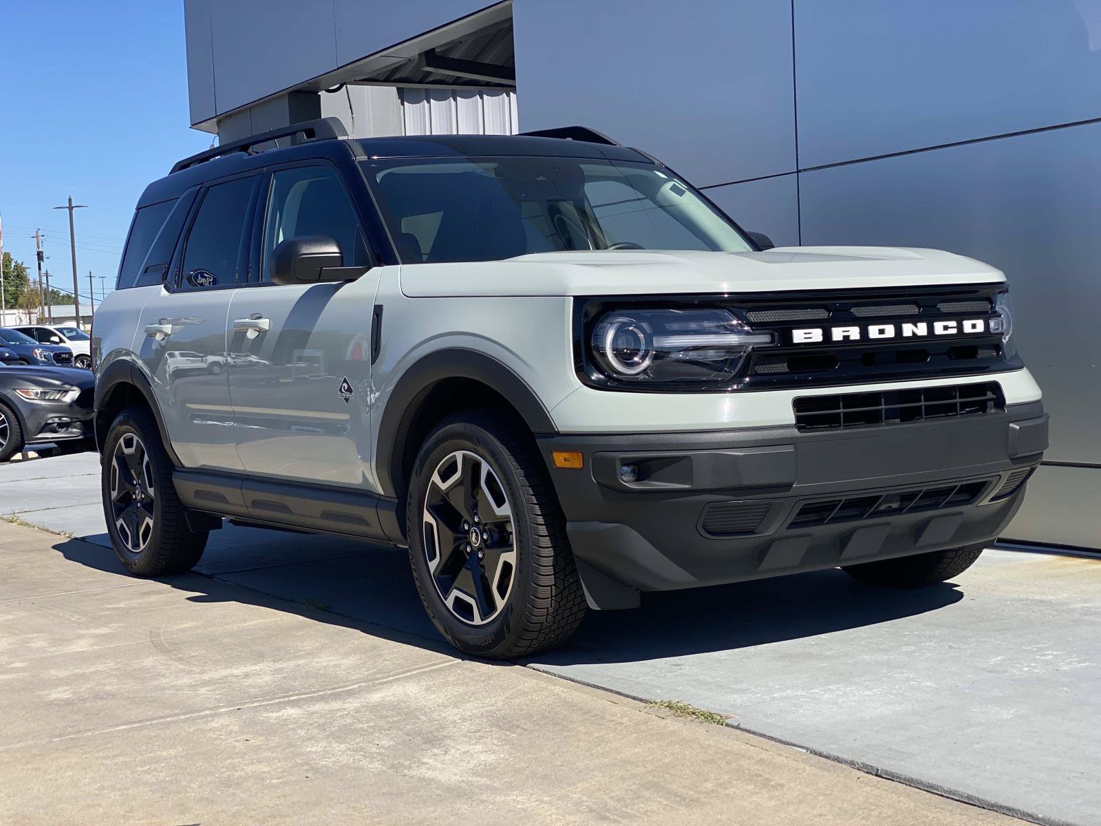 Used 2022 Ford Bronco Sport Outer Banks w/ Tech Package AWD/4WD image 2