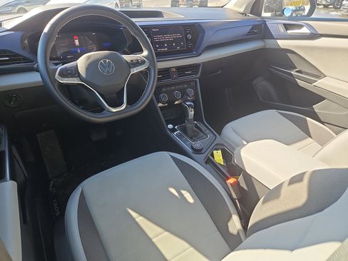 Certified 2023 Volkswagen Taos SE w/ Panoramic Sunroof Package image 4