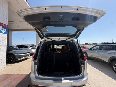 Used 2023 Chrysler Pacifica Pinnacle FWD image 3