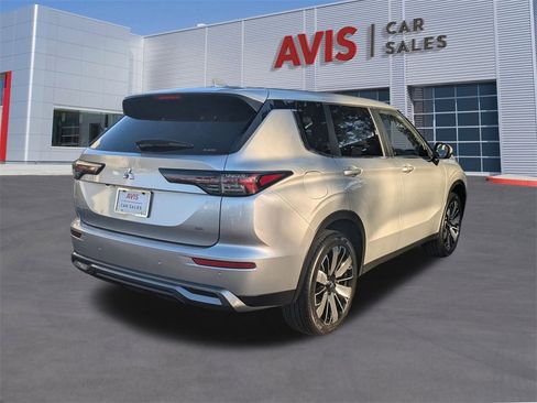 Used 2025 Mitsubishi Outlander SE image 6