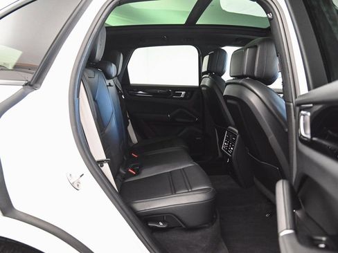 Used 2022 Porsche Cayenne Platinum Edition image 32