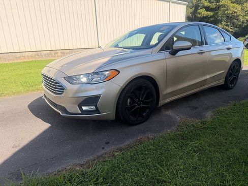 Used 2019 Ford Fusion SE w/ Equipment Group 151A FWD image 3