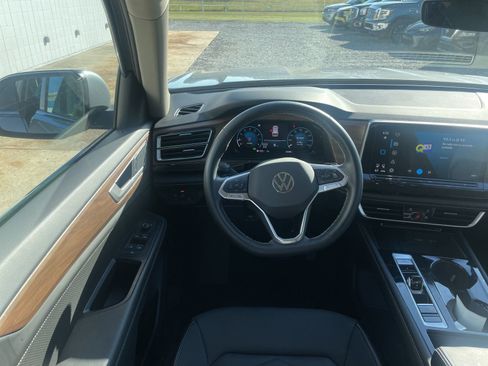 Used 2025 Volkswagen Atlas SE image 11