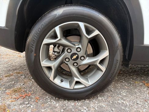 Used 2025 Chevrolet Trax LT image 28