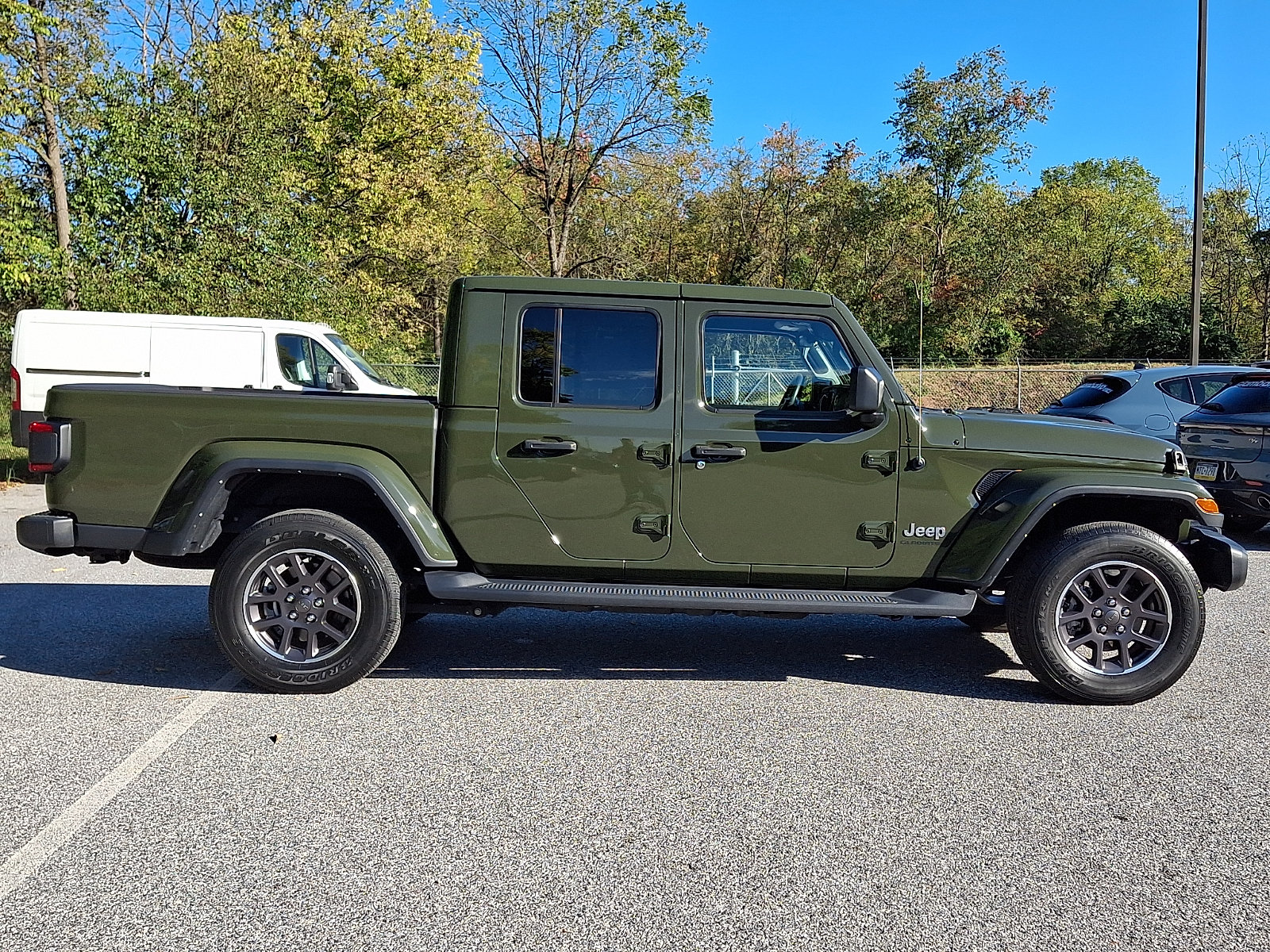 Used 2022 Jeep Gladiator Overland w/ Popular Equipment Package AWD/4WD image 8