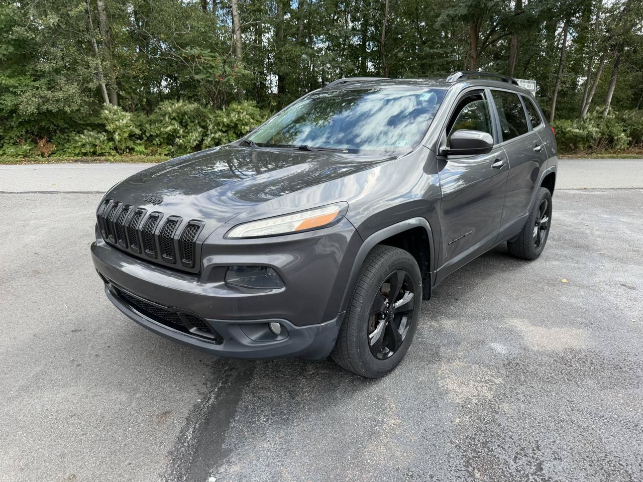 Used 2016 Jeep Cherokee Latitude w/ Cold Weather Group AWD/4WD image 1