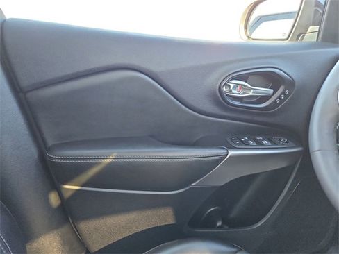 Used 2022 Jeep Cherokee Limited image 17