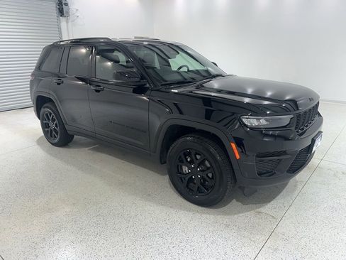 Used 2025 Jeep Grand Cherokee Altitude AWD/4WD image 7