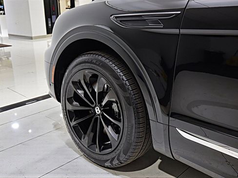 Used 2025 Bentley Bentayga image 10