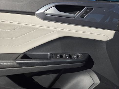 New 2026 Volkswagen Taos SEL image 18