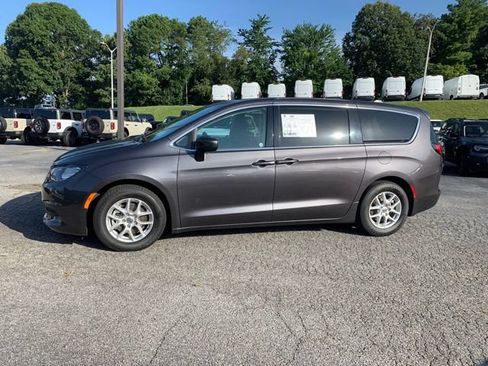 Used 2023 Chrysler Voyager LX FWD image 5