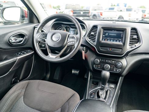 Used 2019 Jeep Cherokee Latitude w/ Popular Appearance Group FWD image 25