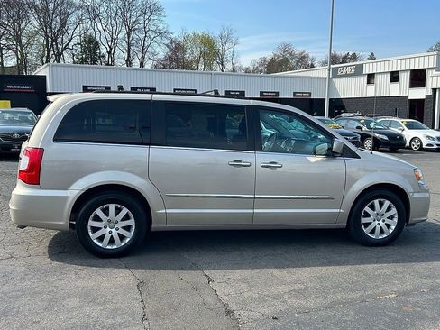 Used 2015 Chrysler Town & Country Touring w/ Driver Convenience Group FWD image 5