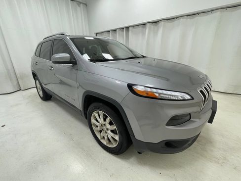 Used 2017 Jeep Cherokee Limited AWD/4WD image 3