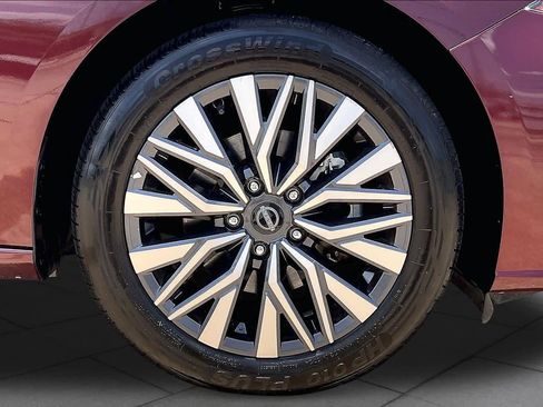 Used 2024 Nissan Altima 2.5 SV FWD image 11