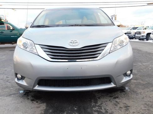 Used 2012 Toyota Sienna XLE image 2
