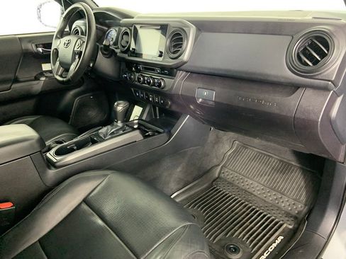 Used 2018 Toyota Tacoma TRD Off-Road w/ TRD Premium Off Road Package AWD/4WD image 14