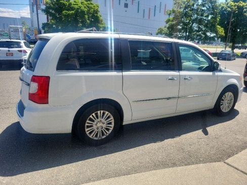 Used 2015 Chrysler Town & Country Limited FWD image 3
