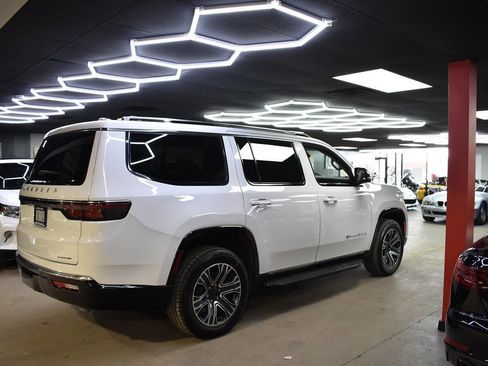 Used 2024 Jeep Wagoneer Series II w/ Flexible Seating Group image 13