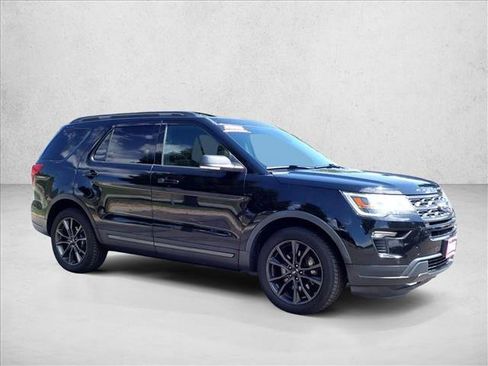 Used 2018 Ford Explorer XLT w/ Equipment Group 202A AWD/4WD image 6