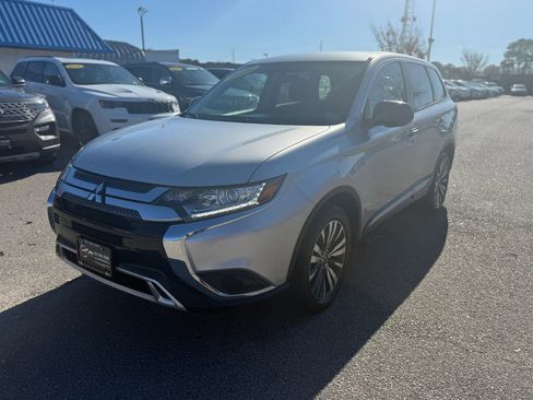 Used 2020 Mitsubishi Outlander ES image 3