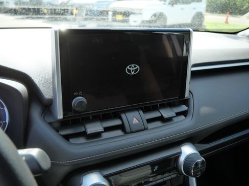 Certified 2025 Toyota RAV4 LE AWD/4WD image 23