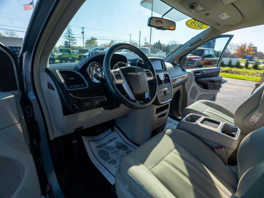 Used 2016 Chrysler Town & Country Touring w/ Driver Convenience Group FWD image 16