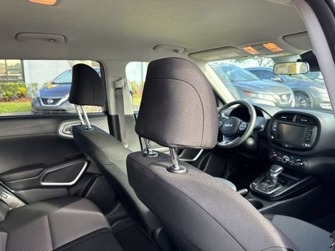 Used 2025 Kia Soul LX w/ LX Technology Package FWD image 14