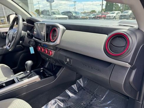 Used 2022 Toyota Tacoma SR5 AWD/4WD image 23