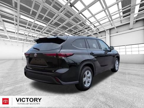 Certified 2025 Toyota Highlander LE FWD image 3