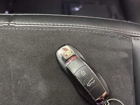 Used 2021 Porsche Macan AWD/4WD image 34