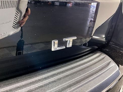 Used 2026 Chevrolet Suburban LT RWD image 10