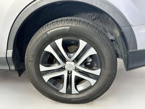 Used 2018 Toyota RAV4 LE image 11